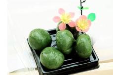 草長(zhǎng)鶯飛二月天，拂堤楊柳醉春煙。青團(tuán)美味人人愛(ài)，機(jī)器生產(chǎn)高效又衛(wèi)生