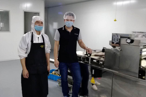 勁華機械的三道輪酥餅機產(chǎn)的蛋黃酥口感很滿意